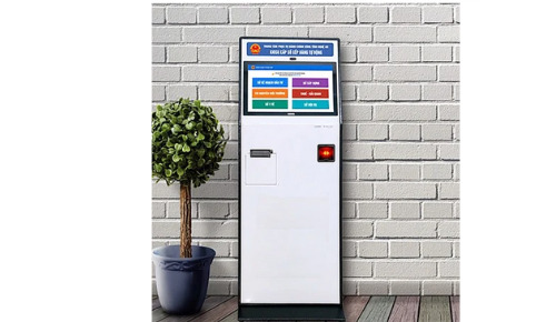 Máy kiosk tra cứu ComQ Q-Kiosk 1740 CMT