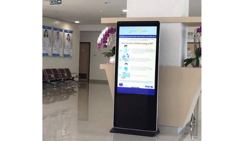 Máy kiosk quảng cáo ComQ Q-Kiosk 55ASNT