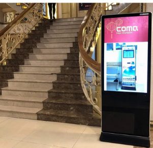 Máy kiosk quảng cáo ComQ Q-Kiosk HV5550SNT